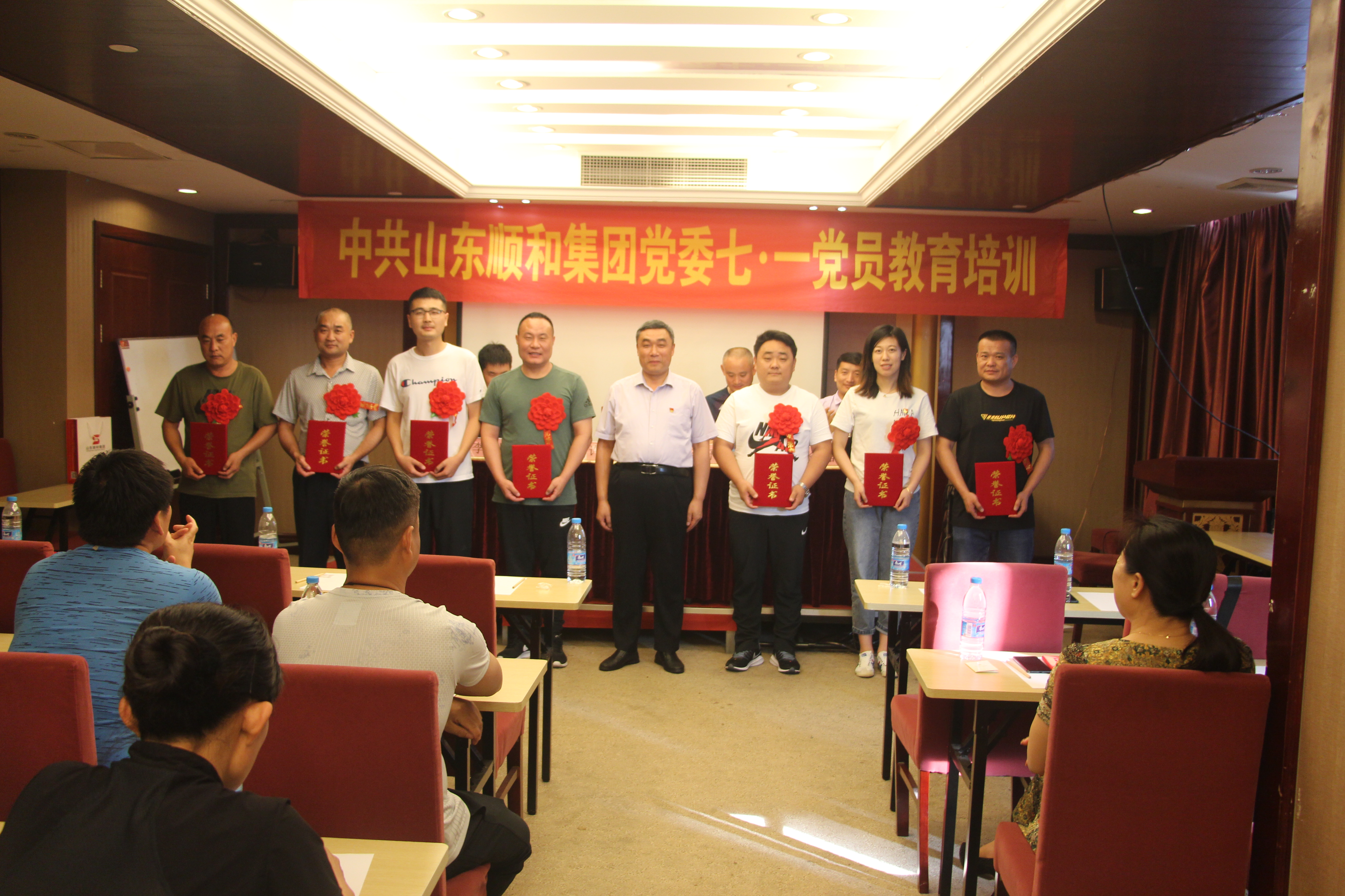 為優(yōu)秀黨員頒發(fā)榮譽證書