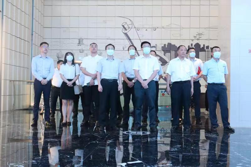 青島銀行黨委書記、董事長景在倫一行蒞臨順和集團參觀考察