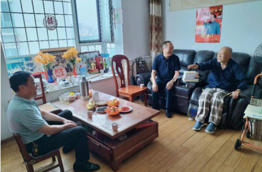 “七一”慰問(wèn)老黨員 傳遞關(guān)懷憶初心