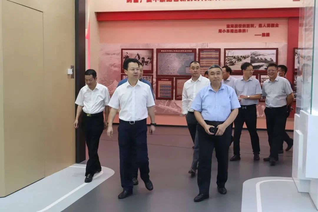 青島銀行總行行長吳顯明一行蒞臨順和國際智慧物流園參觀考察