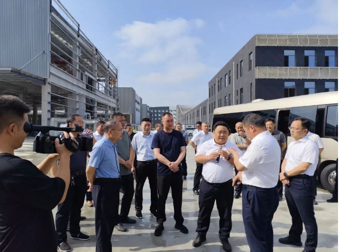 蘭山區(qū)委副書記、區(qū)長(zhǎng)劉波帶隊(duì)到順和天源智慧物流園項(xiàng)目現(xiàn)場(chǎng)調(diào)研現(xiàn)代物流城建設(shè)