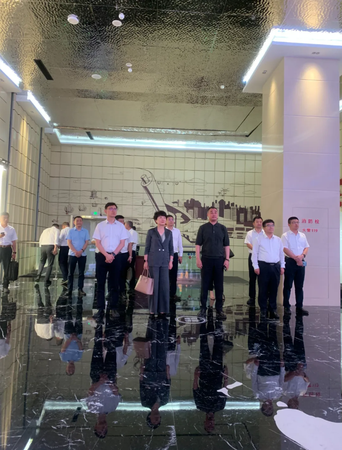 恒豐銀行總行公司金融部總經(jīng)理劉瑩一行蒞臨順和天源物流園、順和國(guó)際智慧物流園參觀考察