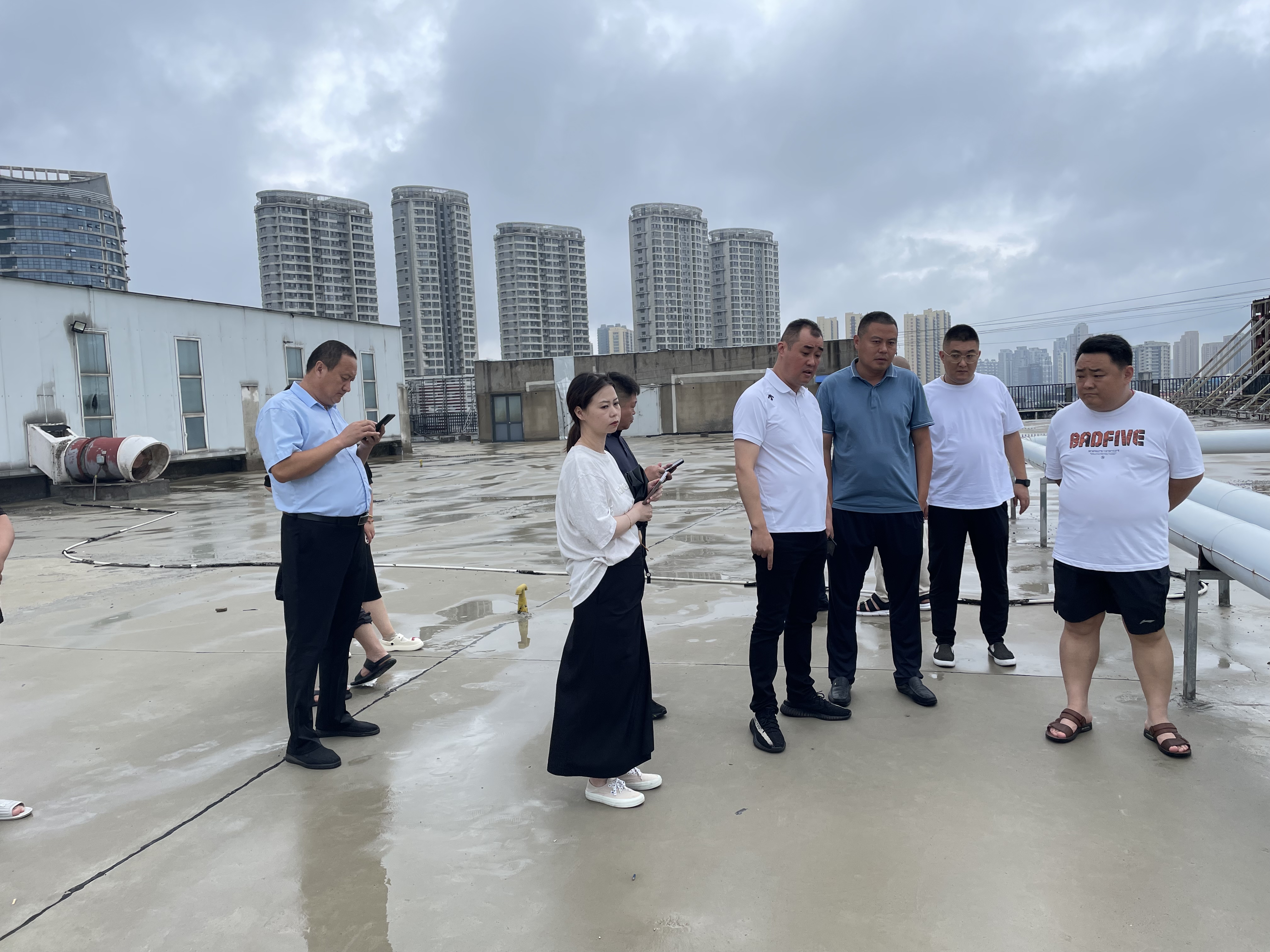 集團(tuán)黨委副書(shū)記、董事長(zhǎng)趙國(guó)偉帶隊(duì)到各市場(chǎng)安排防汛抗洪工作